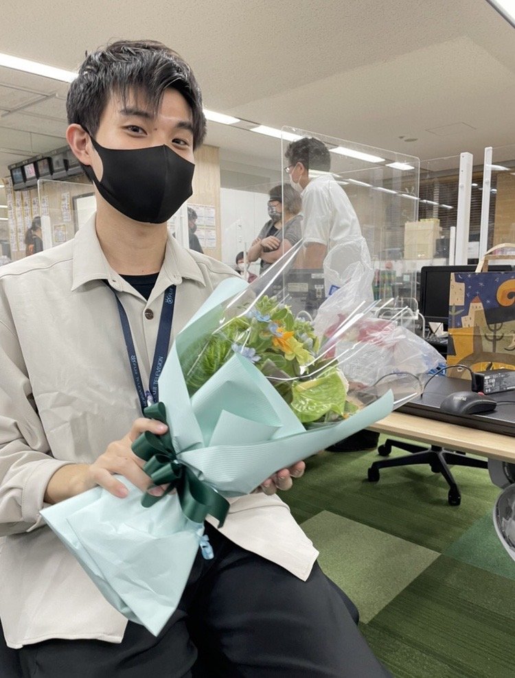 番組スタッフから祝福の花束