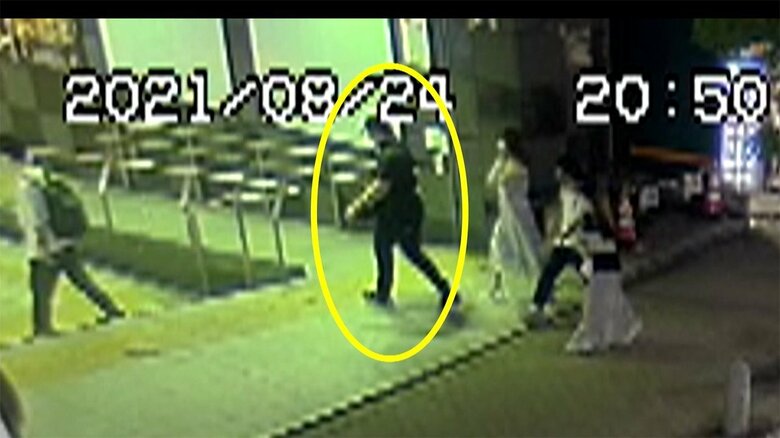 勤務先の近くで、Bさんを尾行する花森被告(去年8月)