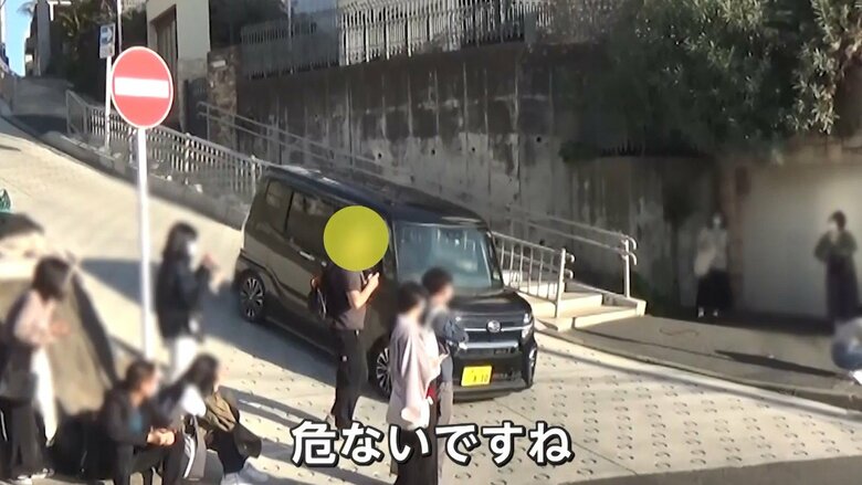 車が来ても避けようとしない