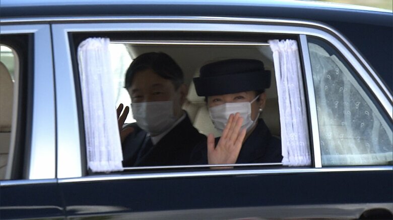 車内から、沿道に集まった人たちに、手を振られる両陛下（22日 沖縄･糸満市）