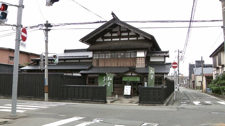 作品が展示された秋田県の有形文化財「旧松倉家住宅」（秋田市）