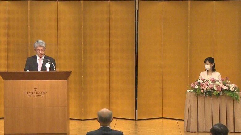 佳子さまは、「日本乳癌学会」の式典に、淡いピンクの装いで出席された。