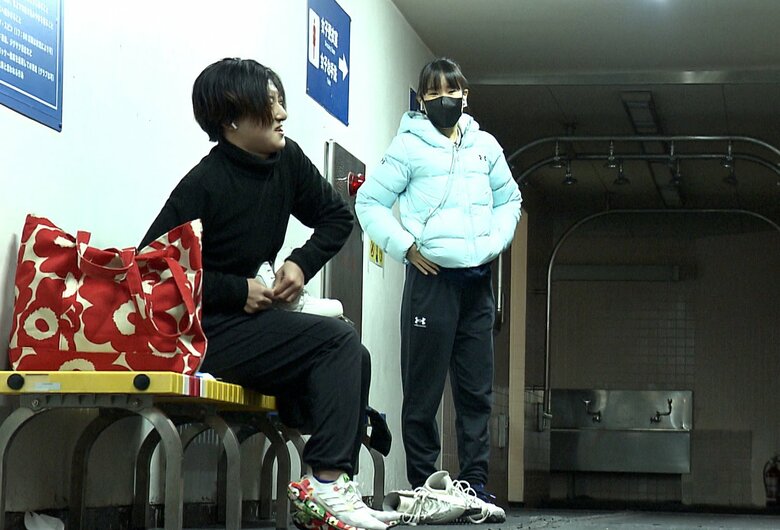 練習前に坂本花織と談笑する三原