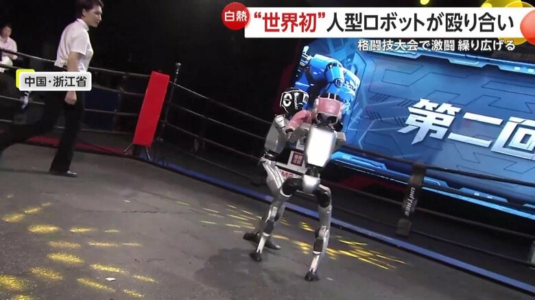 パンチで応戦するピンクの選手