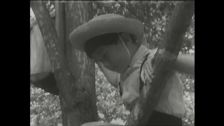 1966年　ホテルの庭で木登りされる陛下（当時6歳）