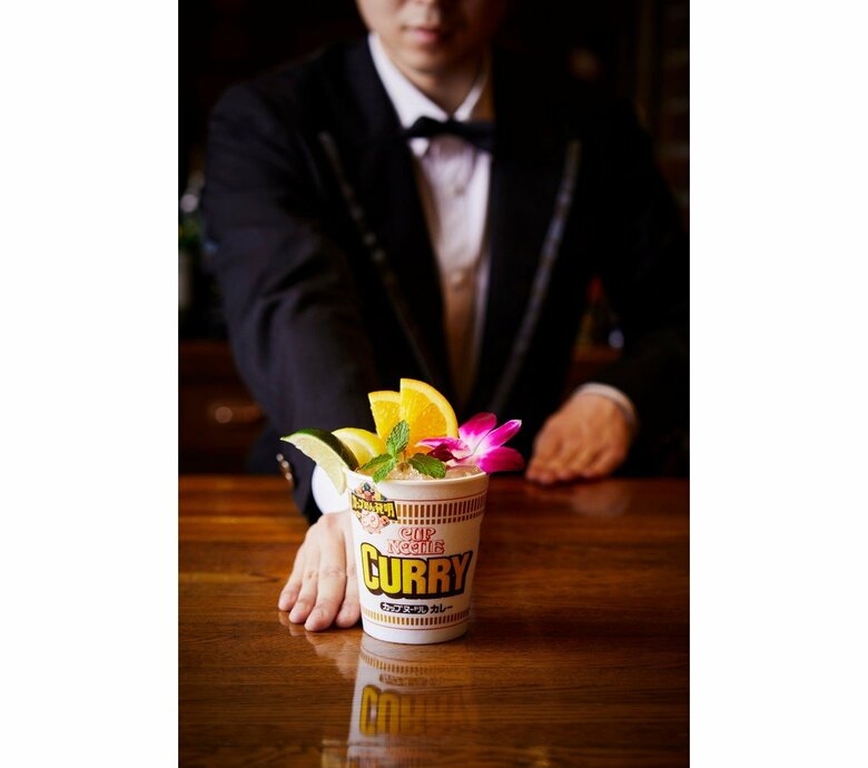 メインバー＜ブリアン＞カップヌードルカレー ココナッツリキュールベース（提供：京王プラザホテル）