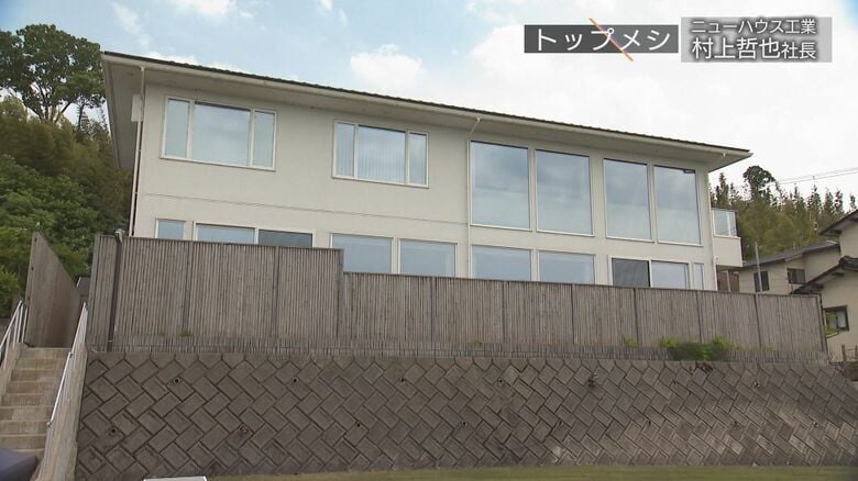 昼食は決まってココ！大きな窓が特徴の建物だ