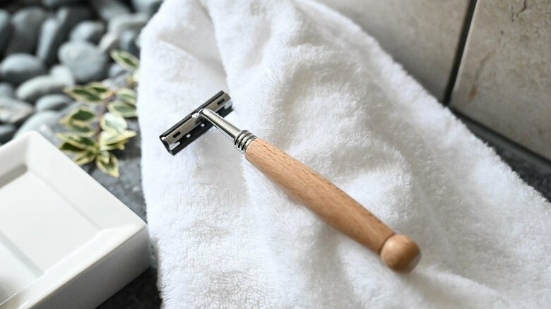 木製髭剃り（提供：琵琶湖ホテル）