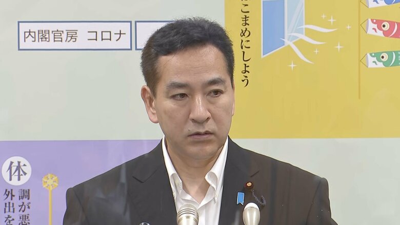 GDPについて記者会見を行う山際経済再生相（18日午前）
