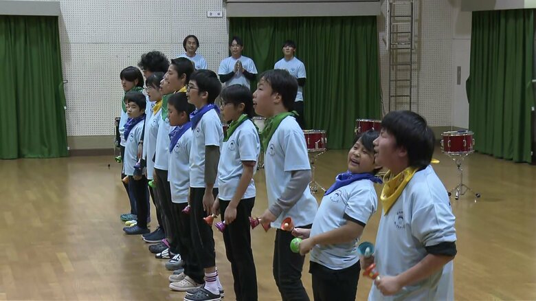 ハンドベルの演奏と合唱を披露する子供たち
