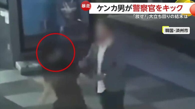 ジャケットを着た男性に突然パンチを繰り出したTシャツを着た男