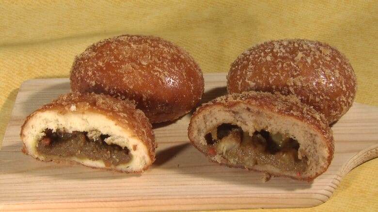 北海道まるごとカレーパン　「コク旨ビーフ（写真左）」「贅沢スモークホタテ（写真右）」