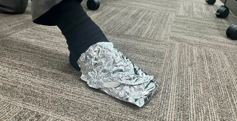 靴下の上にホイルを巻き、その上にもう一枚履く（特集班撮影）