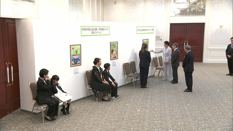 ポスター原画コンクールの入賞者らと懇談される天皇皇后両陛下