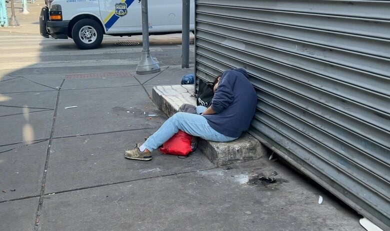 倒れ込んだ女性の足元には注射器が散乱していた