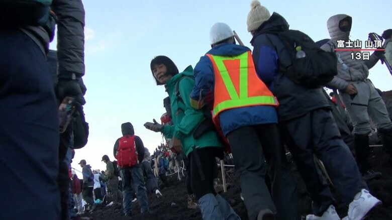 操縦者を探すために走り出す誘導員