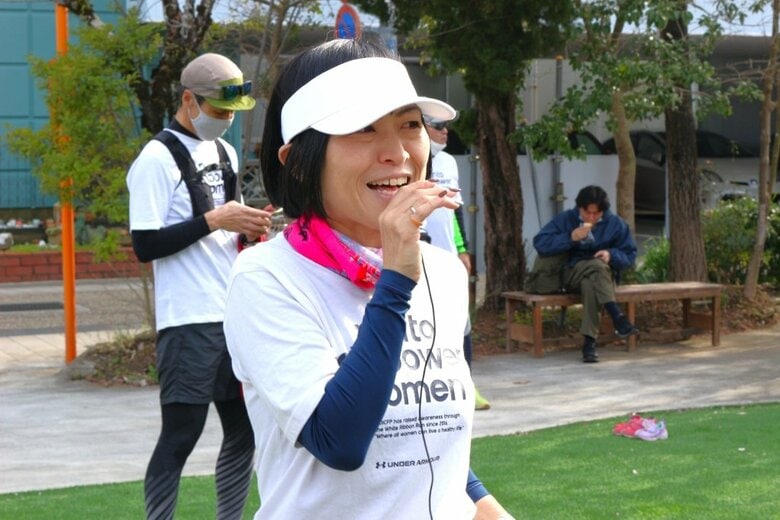 参加者にホワイトリボン活動の意義と、自分らしく健康でいることの重要性を語る小野さん