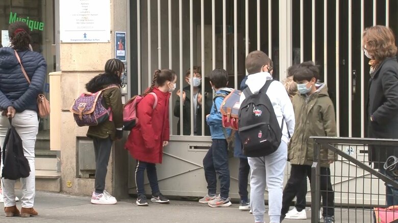 元気に登校する子どもたち