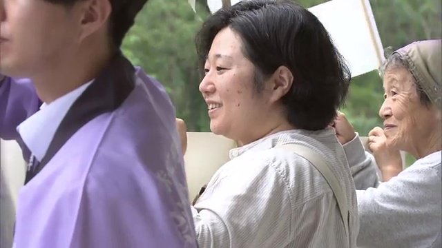 会津柳津駅で列車を出迎える伊藤千晴さん