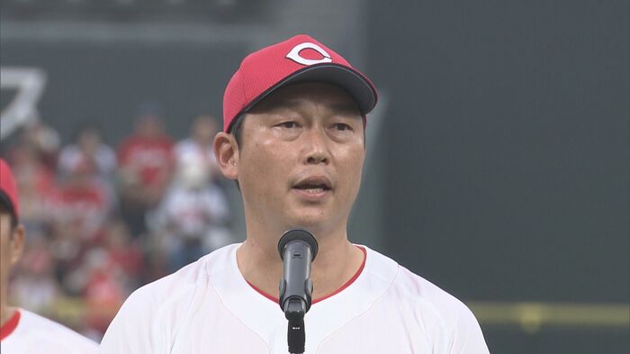 最終戦セレモニーでスピーチをする新井監督