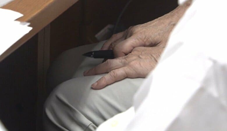 会見に臨む女性教師の母親