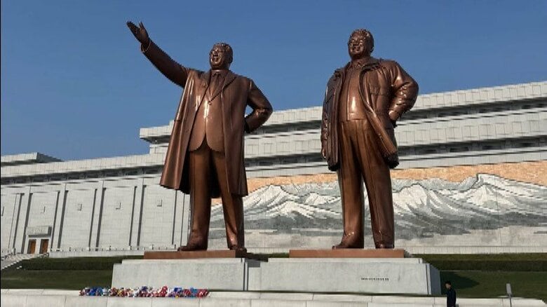 金日成氏、金正日氏の銅像