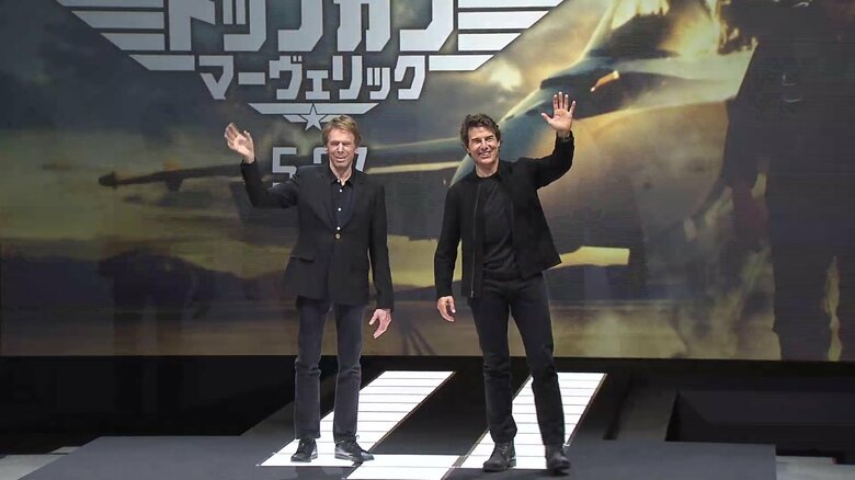 映画「トップガン マーヴェリック」来日記者会見を行った主演のトム・クルーズさん(右)と、プロデューサーのジェリー・ブラッカイマーさん