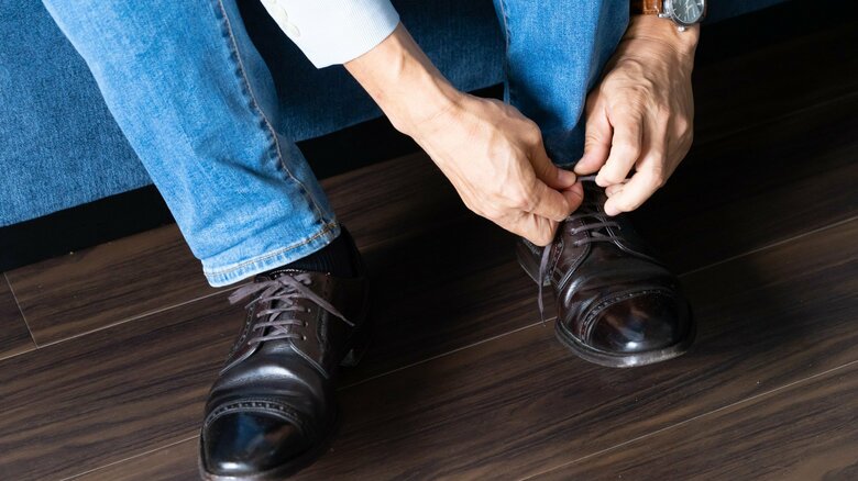 アースの役割を果たす革靴がお勧め（画像はイメージ）