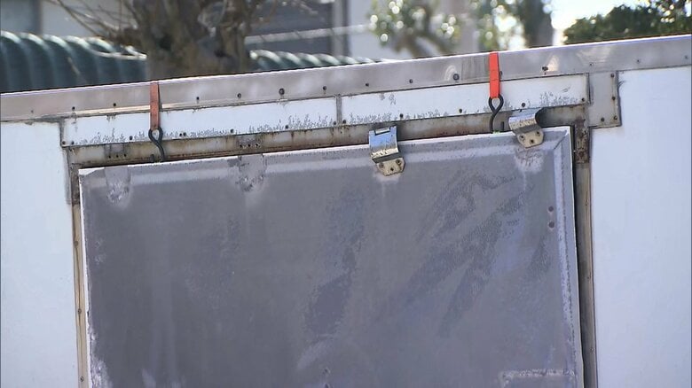 トラックの左側面の扉