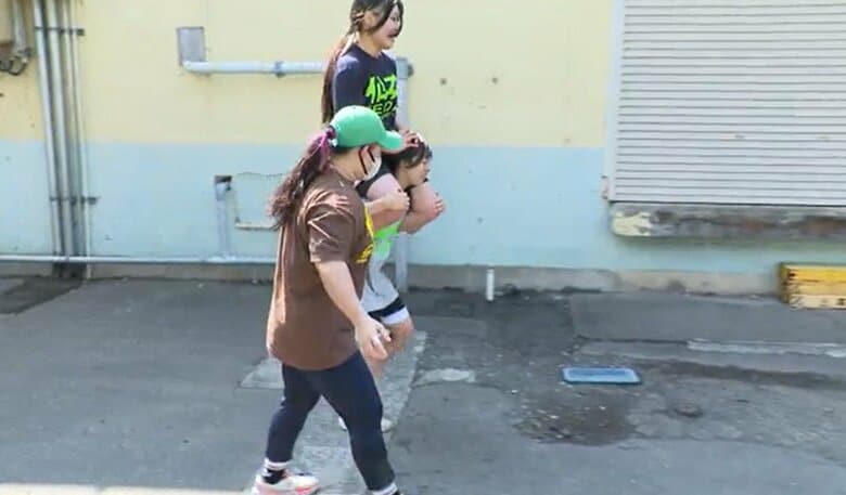 先輩を担いで走るトレーニングに打ち込む高野さん