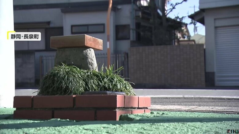 人が座ると簡単にはみ出す大きさの小さな公園