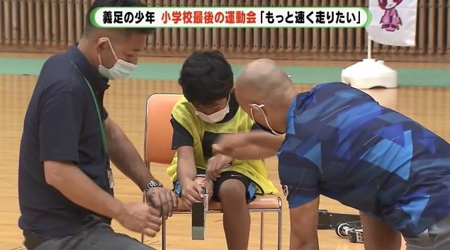 ブレードの付け方を教わる高木君