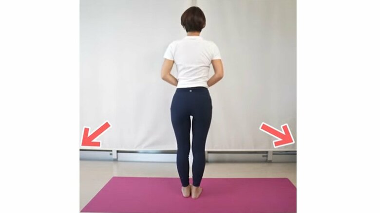 上体を前に倒したり、腰を反ったりしないように注意