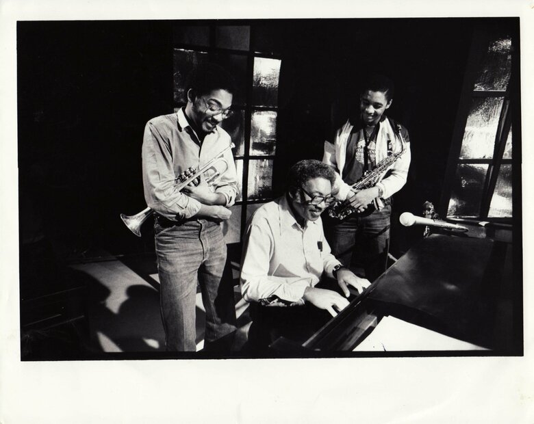父エリスさん（中央）、兄ブランフォードさん（右）と共にPhoto: The Marsalis Family