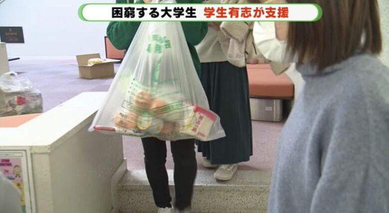 食後の処理を考え、食料はごみ袋に入れて配布