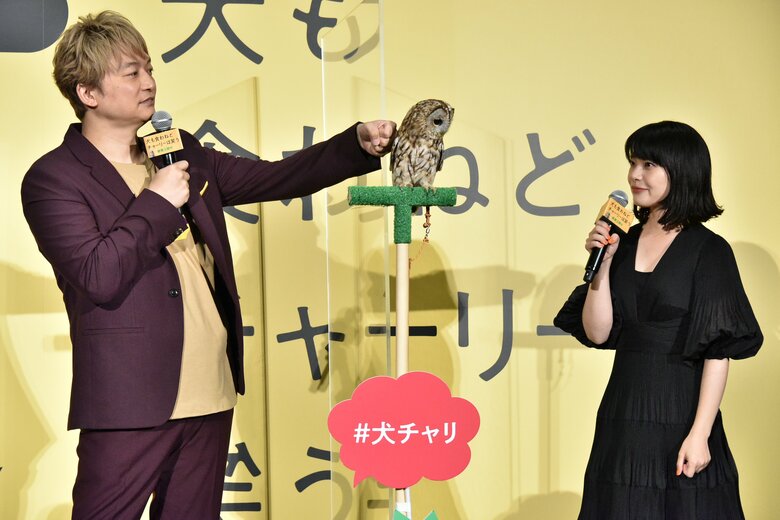 マルちゃんをなでる香取さん　岸井さんが見守る