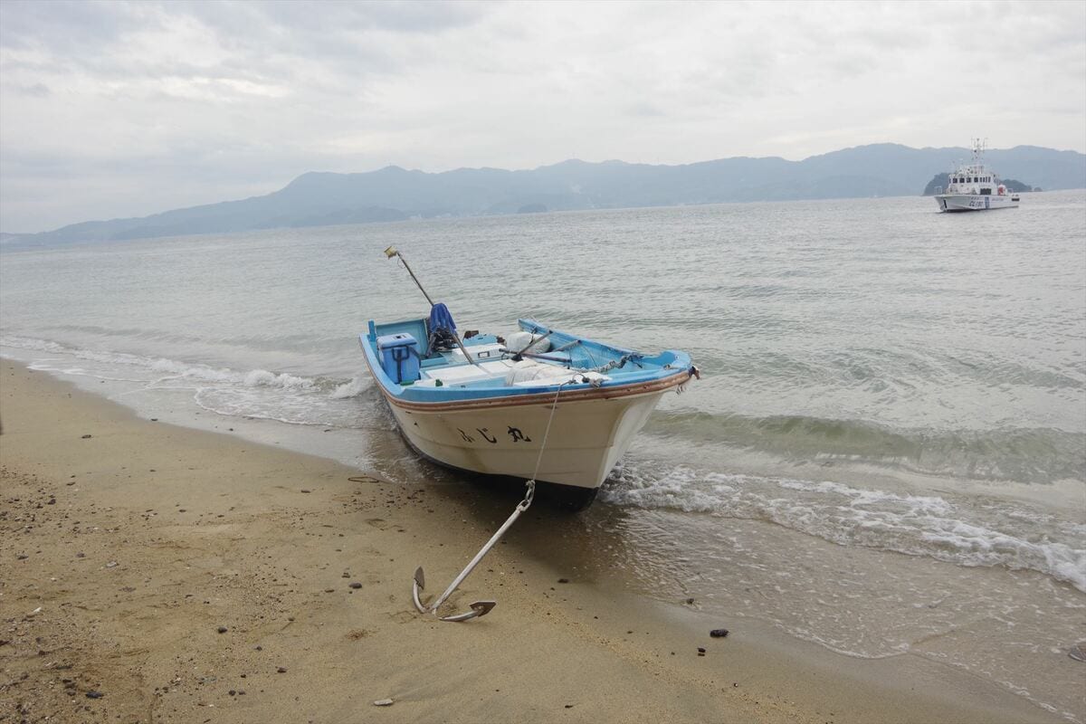 瀬戸内海で“当て逃げ”事件 砂浜に漂着のプレジャーボートに衝突の痕跡 70歳船長死亡 船体から 別船の塗料が…海上保安部が“逃走船”の特定急ぐ｜FNNプライムオンライン