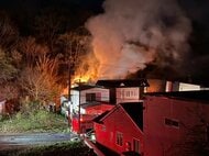 【速報】激しく噴き上がる炎…住宅火災で男性が逃げ遅れているか_2階建ての1階から出火したとみられる〈消防による消火活動が続く〉北海道函館市