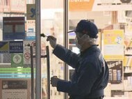 “目出しポリ袋”被る…コンビニで50代位の男が刃物のような物を店員に突きつけ「金を出せ」何も奪わず逃走