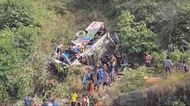 山岳地帯でバスが高さ200メートルの峡谷に転落し36人死亡…死者…