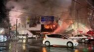 【騒然】函館・五稜郭近くの繁華街で激しく建物が燃える火事…見通し悪くなるほどの煙が
