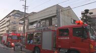 「黒煙が出ている」通行人から通報…集合住宅の一室で火災 火元とみられる部屋に住む70代男性を搬送
