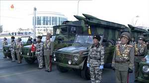 北朝鮮パレード 新型短距離弾道ミサイル連装システム誇示で、韓国は