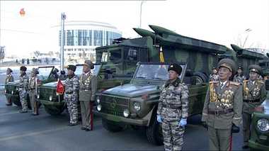 北朝鮮パレード 新型短距離弾道ミサイル連装システム誇示で、韓国は