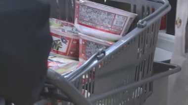 今日もスーパーで起きた“買いだめ現象”…新型コロナ集団感染は大丈夫?