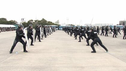 警視庁機動隊が新隊員の訓練公開　約500人が東京都内の重要施設で警備へ　「『治安の最後のとりで』として任務果たしてほしい」
