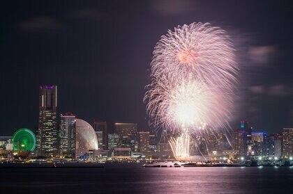 花火大会の有料席、半数超で「値上げ」　価格の「二極化」進む　プレミアム席は平均3.6万円、「一般席」との価格差は約7倍に拡大