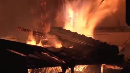 【高知】深夜の住宅街が騒然・・・四万十市で住宅など５棟が燃える