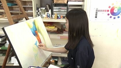 クレヨンの重ね塗りで表現する心の動き　秋田・新屋高校美術部の生徒が描く『妄想の時間』　休み時間の“考え事”を可視化した作品であきた総文2026に挑む