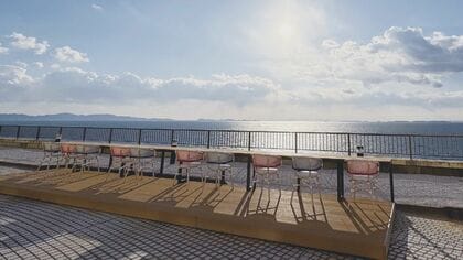 土日の午前11時から正午まで限定公開…ホテル隣の“現役灯台”を見学できるテラスカフェ 三河湾の絶景が一望